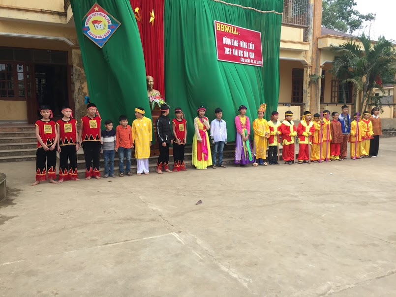 Trường THCS Giang Sơn đã tổ chức buổi sinh hoạt NGLL với chủ điểm "Mừng Đảng, Mừng Xuân" và tổ chức hoạt động Trải nghiệm sáng tạo với chủ đề “Sân khấu hóa văn học dân gian”.